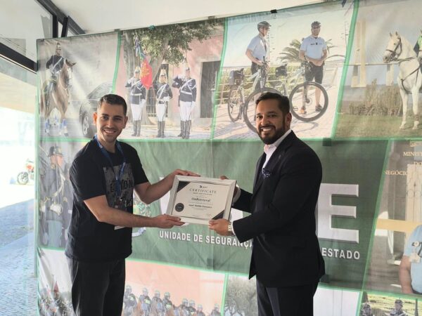 César García Jaramillo, CEO de OnRetrieval Group, recibe de Jamf la certificación MSSP en Jamf Mobile Forensics durante FiFE'26 en Lisboa | Foto: Lissette Castaño Huaman César García Jaramillo, CEO de OnRetrieval Group, recibe de Jamf la certificación MSSP en Jamf Mobile Forensics durante FiFE'26 en Lisboa | Foto: Lissette Castaño Huaman